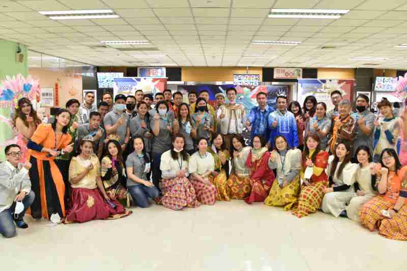 友達推動「安心、、、、創新、、、、用心、、、同心、、、盡心」五星職旅，，，，為菲籍員工打造全方位照護，，，首度贏得「人權實踐與發展領袖獎」殊榮