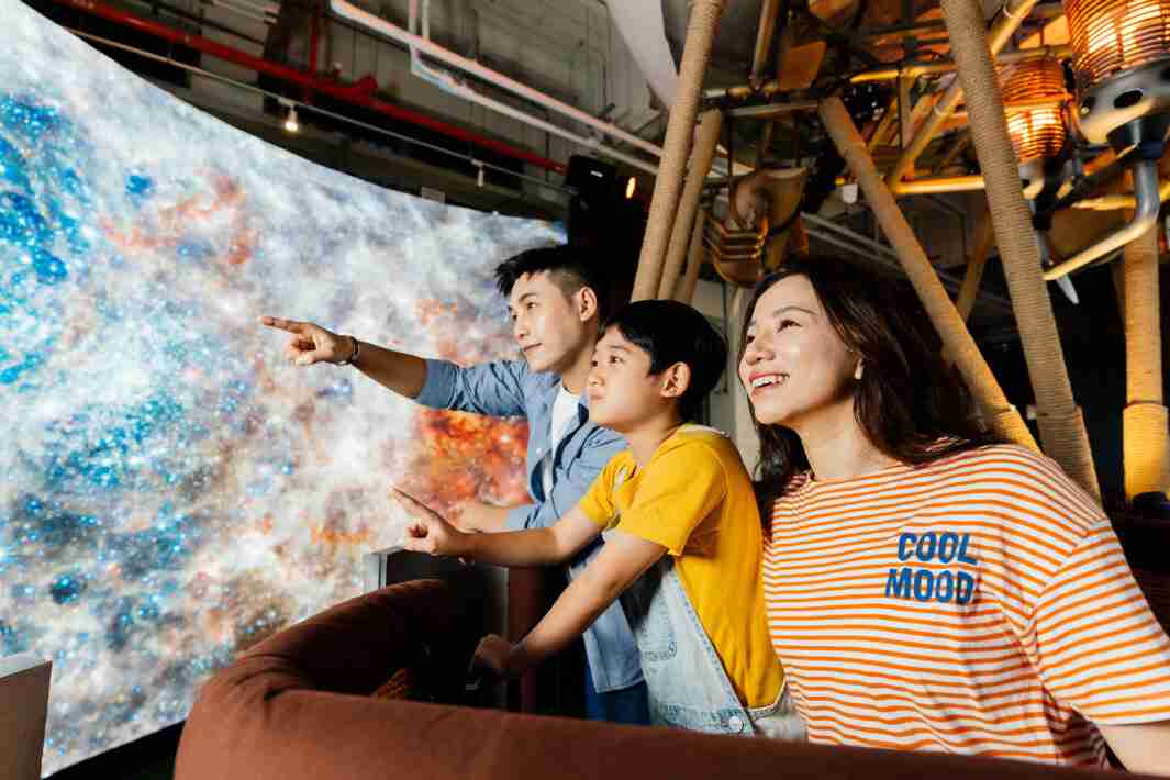 牛牛游戏打造全台最大宽6公尺、、高4公尺、、、唯一搭载LED弧形拼接显示屏的动感飞行船，，，让乘客驻足在热气球上，，享受身历其境的伪出国旅游乐趣