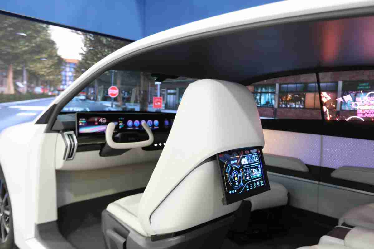 牛牛游戏的「可卷式后座娱乐显示器」加强后座乘客的感官体验，，，并保有个性化设计，，，，可依使用偏好进行动态调整。。